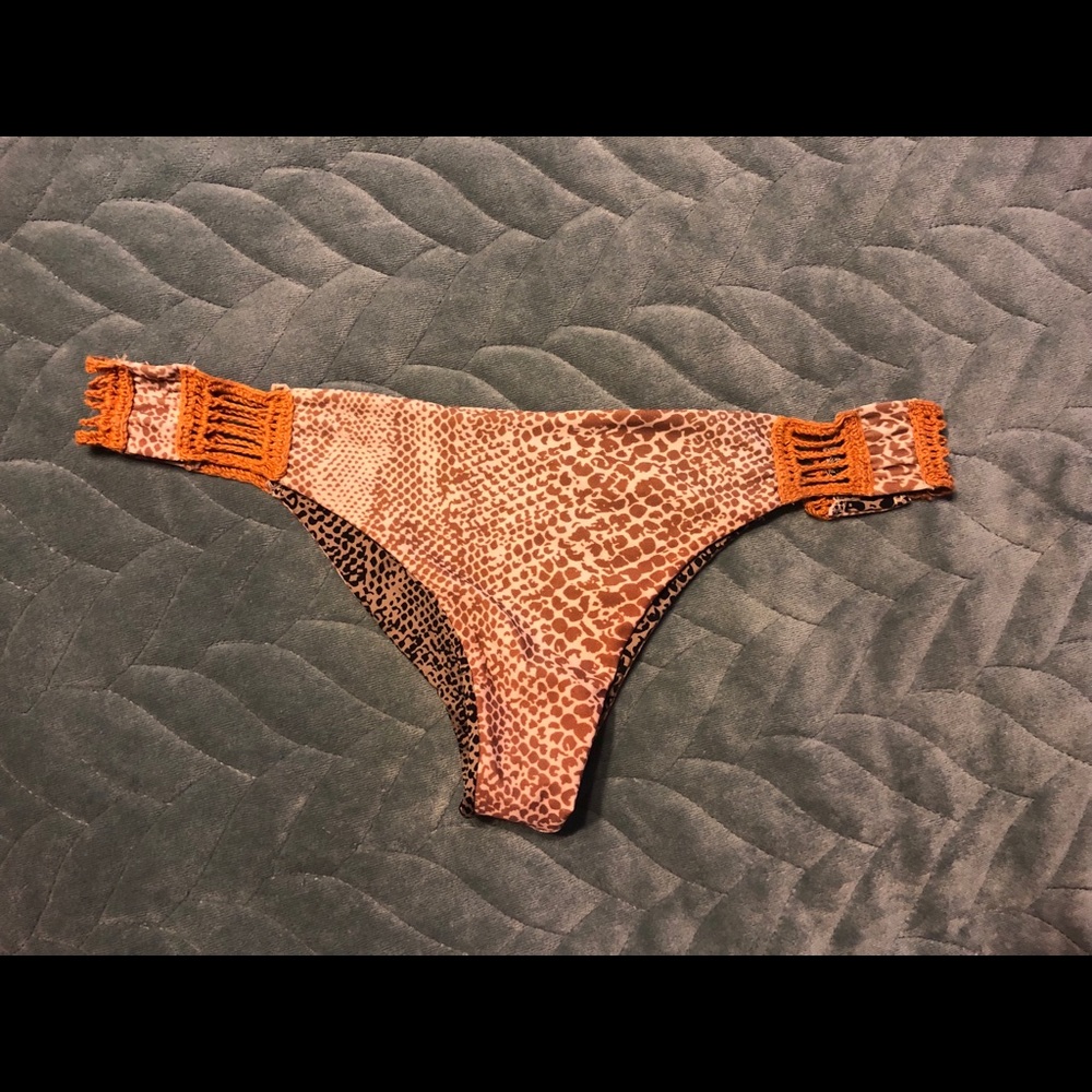 ❌SOLD❌ acacia Gili style bottoms in Mudsnake